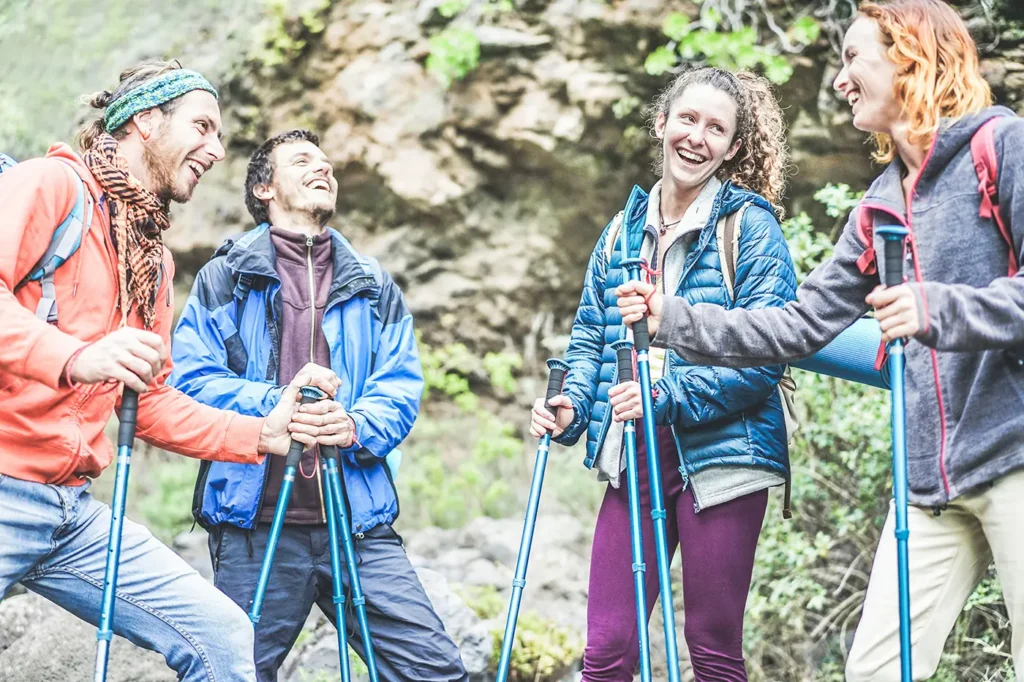 skupina lidí s nordic walking