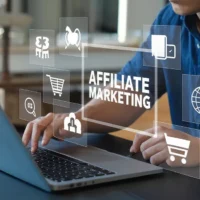 Tvůrce u počítače sleduje online produkty a e-shopové nabídky – koncept affiliate odkazů a online prodeje.