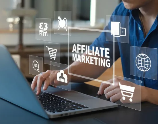 Tvůrce u počítače sleduje online produkty a e-shopové nabídky – koncept affiliate odkazů a online prodeje.